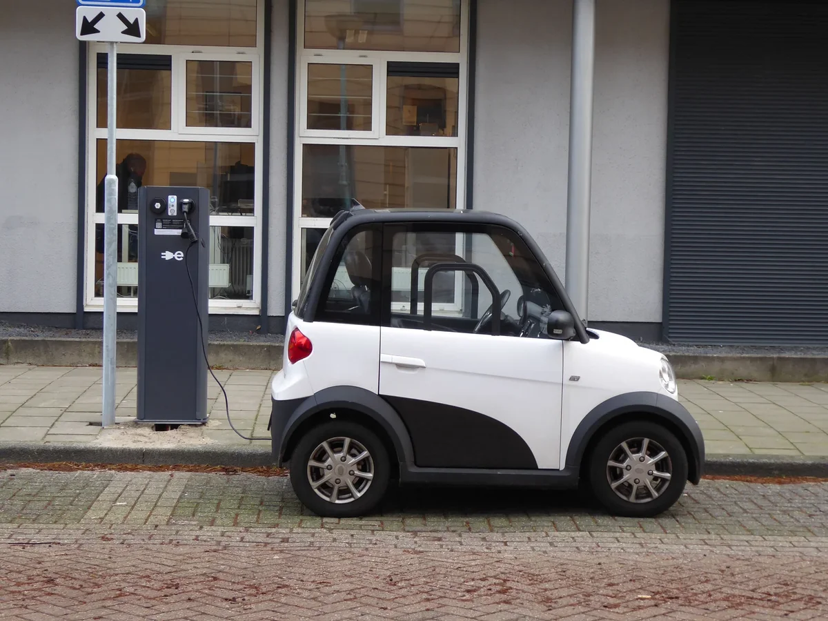Véhicule électrique Birò circulant dans une rue urbaine moderne